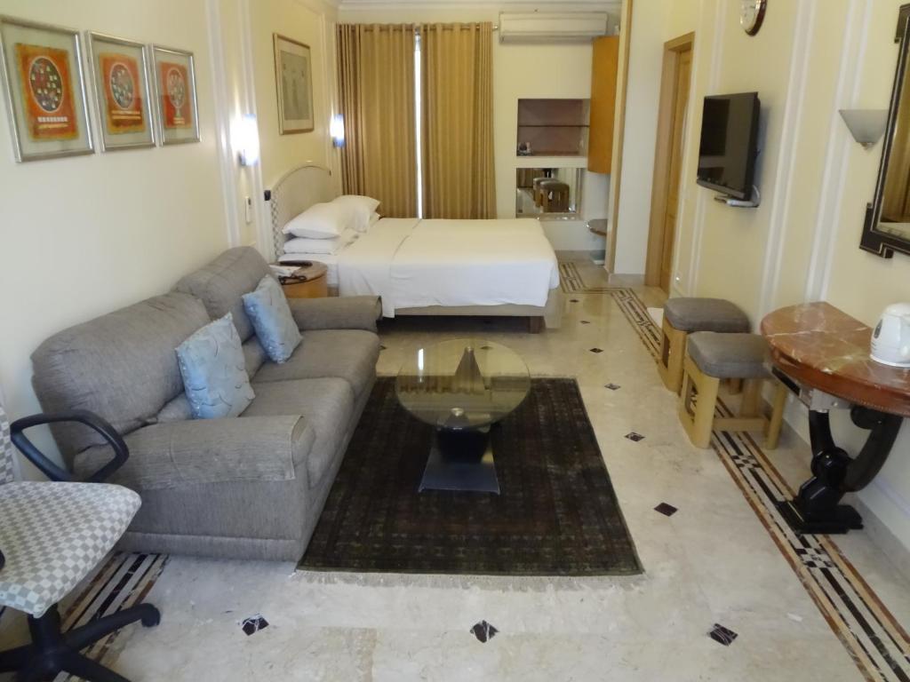 Regency Hotel Mumbai Exterior foto